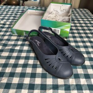 Vintage easy Street navy blue Adler slingback cutout sandals